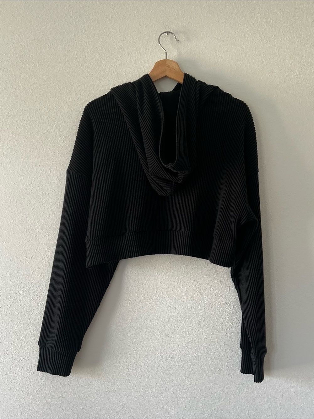 ALO | Muse Cropped Ribbed Hoodie in Black | S - Picture 4 of 4